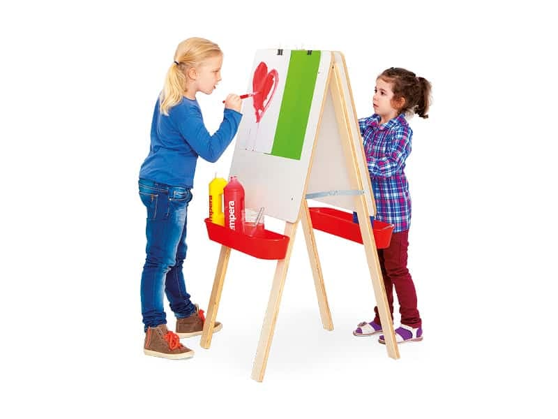 Matériel pédagogique sur un bureau de classe