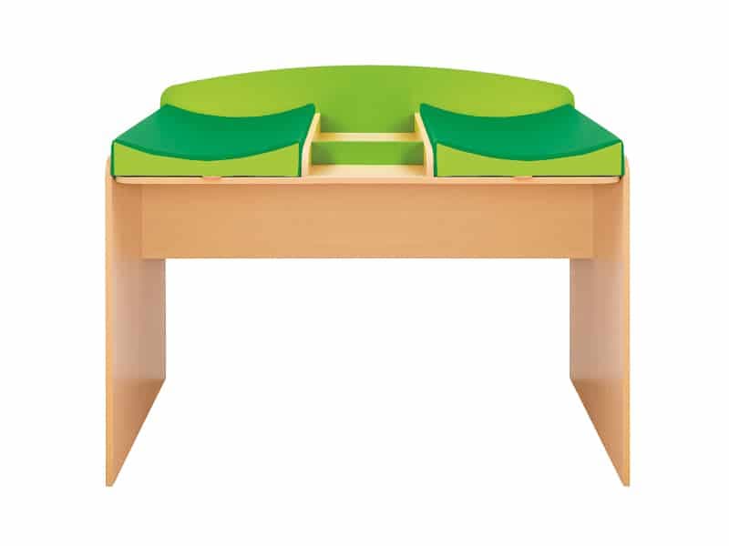 Salle de maternelle avec mobilier adapté